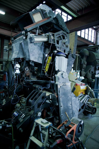 Illustration for article titled Holy heck, these Japanese hobbyists are building a 12-foot-tall pilotable mech